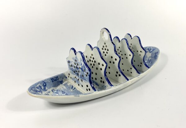 Spode ‘Willow’ pattern toast rack, c. 1820