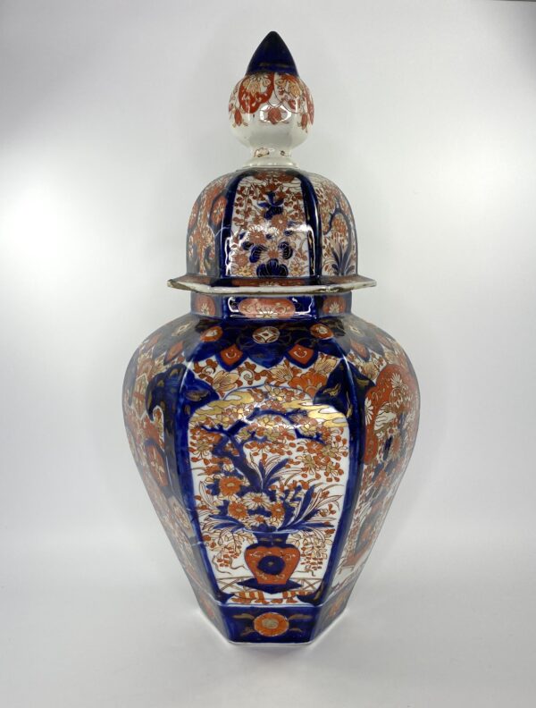 Japanese Imari vase and cover, c. 1890. Meiji Period.