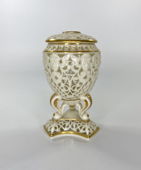 Graingers Worcester reticulated vase and cover, c. 1890. closeup white and gold