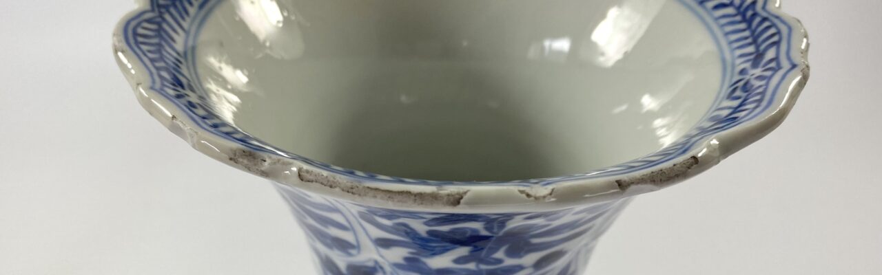 Chinese porcelain ‘Trumpet’ vase. c.1700. Kangxi Period. top