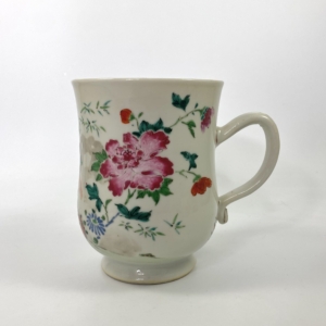 Chinese porcelain mug. Famille Rose decoration, c. 1760. Qianlong Period.