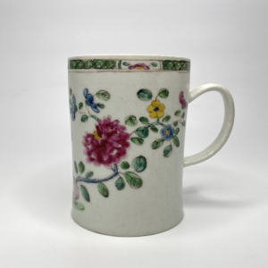 Bow porcelain mug ‘Scratch R’ class, c. 1752.