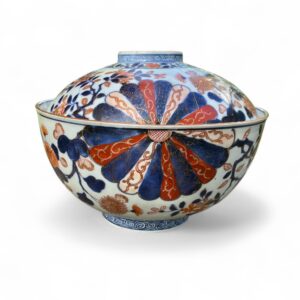 Imari porcelain bowl & cover, Arita, Japan, c. 1700.
